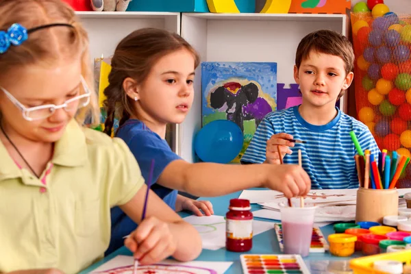 Estudantes pequenos menina pintura na aula de arte escola . — Fotografia de Stock