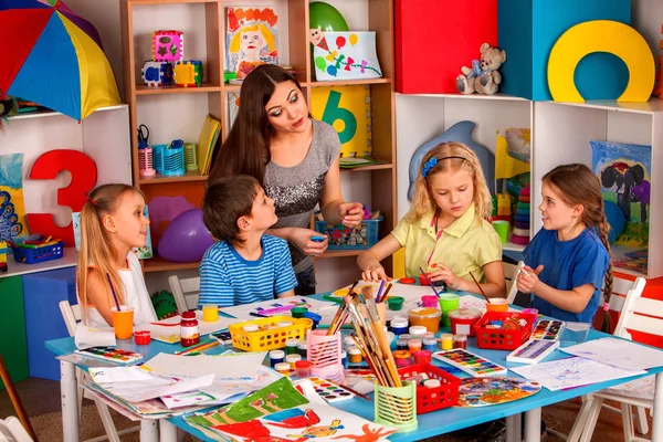 Kleine studenten meisje vinger schilderij in de kunst schoolklas. — Stockfoto