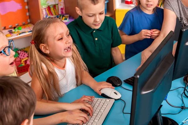 Bambini classe di computer noi per l'istruzione e videogiochi . — Foto Stock