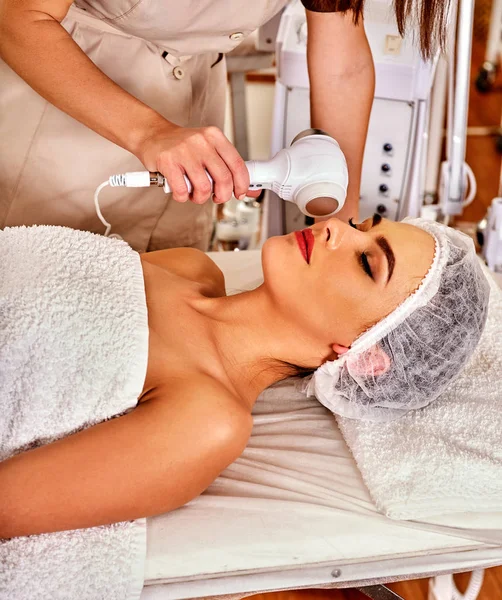 Ultrasonic facial treatment on ultrasound face machine. — Stock Photo, Image