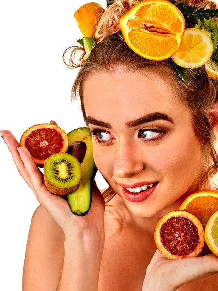 Mascarilla para el cabello de frutas frescas en la cabeza de mujer. Chica con cara hermosa . — Foto de Stock