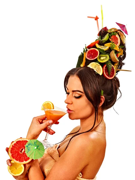 Girl drinking fruit cocktail on summer party. Woman fruits hairstyle. — Stock Photo, Image