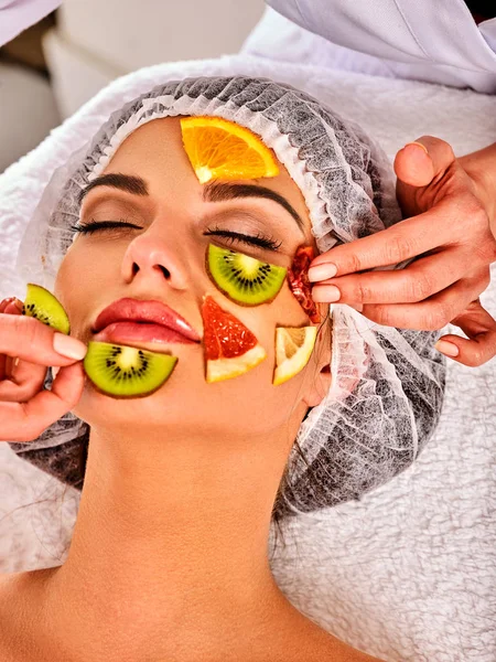 Masque facial de fruits frais pour femme. Esthéticienne appliquer des tranches . — Photo