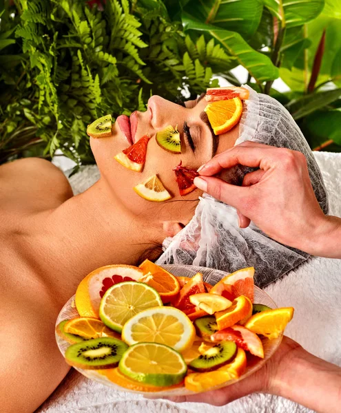 Máscara facial de frutas frescas de mulher. Esteticista aplicar fatias . — Fotografia de Stock