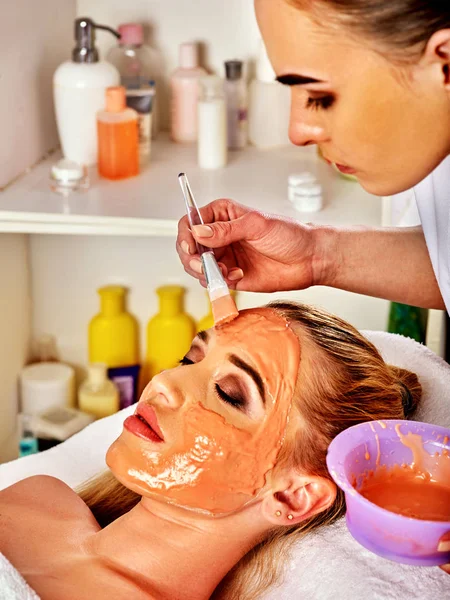 Maschera viso in collagene. Trattamento viso della pelle. Donna che riceve la procedura cosmetica . — Foto Stock