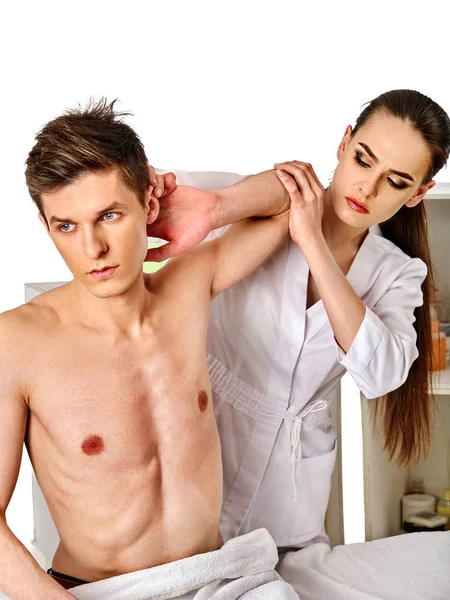 Schouder en nek massage voor vrouw in spa salon. — Stockfoto