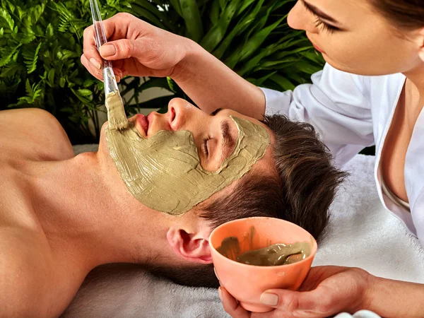 Schlamm Gesichtsmaske der Frau im Wellness-Salon. Gesichtsmassage . — Stockfoto