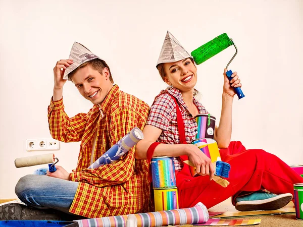 Herstel familie gelukkige paar gebouw huis. Familie renovatie in nieuw appartement. — Stockfoto