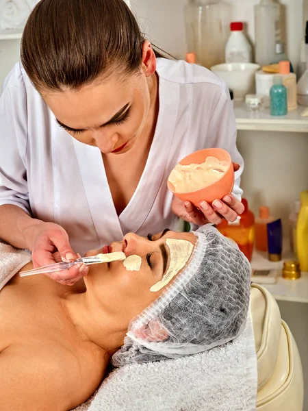 Masque facial en collagène. Traitement visage de la peau. Femme recevant une procédure cosmétique . — Photo