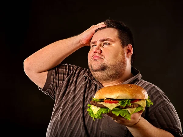 Un gros mangeant du hamberger fast food. Petit déjeuner pour personne en surpoids . — Photo
