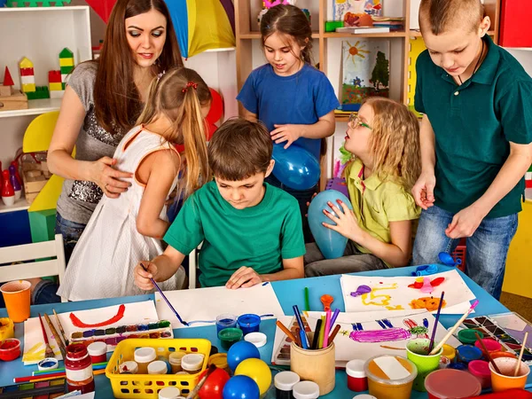 Küçük öğrenciler kız Sanat Okulu sınıfta boyama.