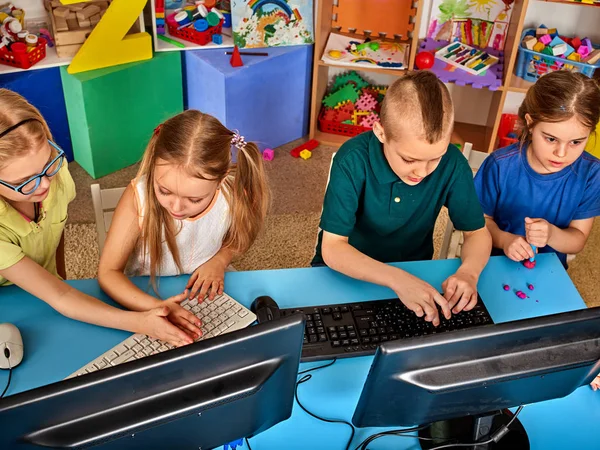 Bambini classe di computer noi per l'istruzione e videogiochi . — Foto Stock