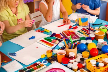 Okulda oyun çocuk hamuru. Hamuru çocuklar için.