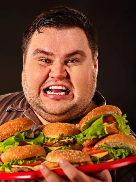 Толстяк ест гамбергер быстрого питания. Завтрак для людей с избыточным весом . — стоковое фото