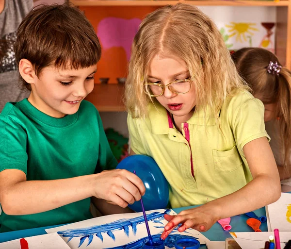 Küçük öğrenciler çocuk Sanat Okulu sınıfta boyama.