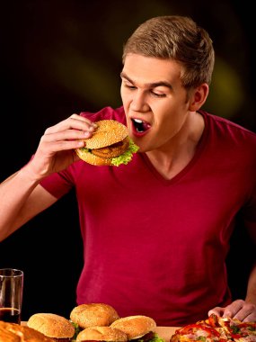 Patates kızartması ve hamburger masada yemek kadın.