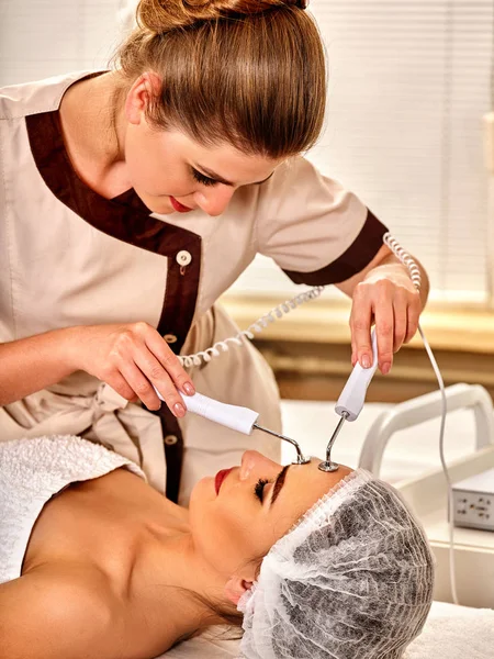 Masaje facial en el salón de belleza. Estimulación eléctrica mujer cuidado de la piel . — Foto de Stock
