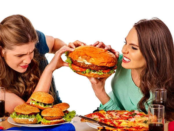 女性はファーストフードを食べること。Gils 食べるハム ハンバーグ . — ストック写真