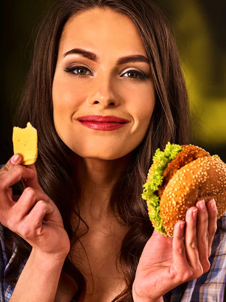 Frau isst Hamburger. — Stockfoto