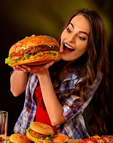 Mujer comiendo hamburguesa. Chica mordida de hamburguesa muy grande — Foto de Stock