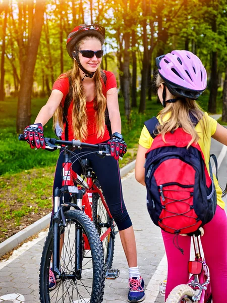 Cykel vägen skylt med barn. Flickor som bär hjälm med ryggsäck . — Stockfoto