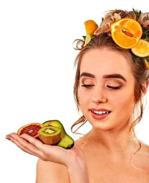 Hiusnaamari tuoreita hedelmiä naisen pään . — kuvapankkivalokuva