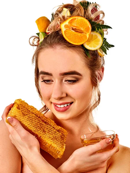 Gezichtsmasker van het honing met vers fruit en honingraten voor haar . — Stockfoto