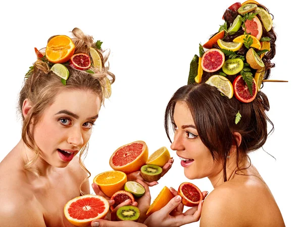 Mulheres cabelo e máscara facial e cuidados com o corpo de frutas . — Fotografia de Stock