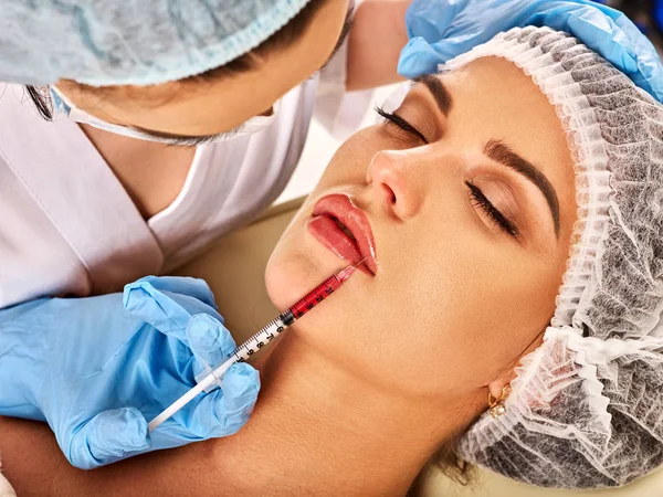 Skórne wypełniacze usta kobiety w salonie spa z kosmetyczka. — Zdjęcie stockowe