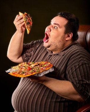 Şişman adam yemek lokanta dilim pizza. Kilolu kişi için kahvaltı.