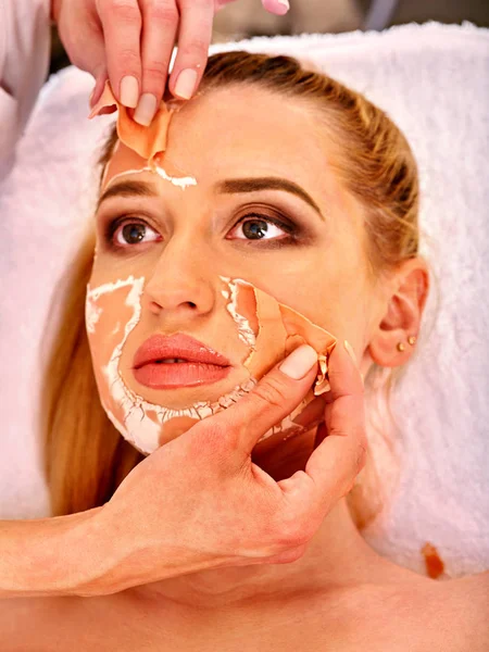 Collageen gezichtsmasker. Behandeling van de gezichtshuid. Vrouw ontvangen cosmetische procedure. — Stockfoto