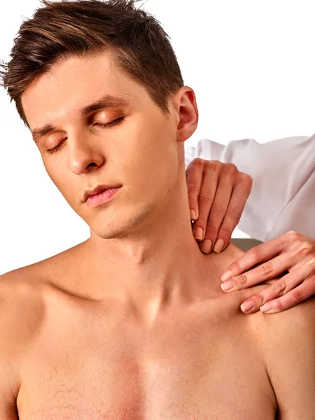 Schouder en nek massage voor man in spa salon. — Stockfoto