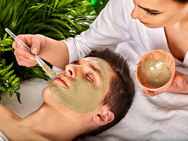 Masque facial boue de femme dans le salon de spa. Massage du visage  . — Photo