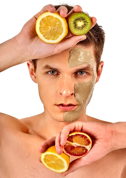 Ο άνθρωπος του προσώπου μάσκα από φρούτα και πηλό. Πρόσωπο λάσπη εφαρμόζεται. — Φωτογραφία Αρχείου