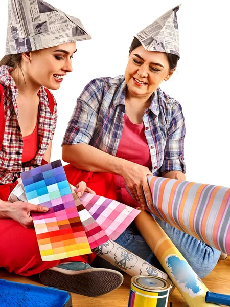 Reparación de las mujeres del hogar celebración Banco con pintura para el papel pintado . —  Fotos de Stock