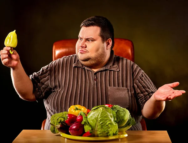 Dieta hombre gordo comer alimentos saludables. Desayuno saludable con verduras . —  Fotos de Stock