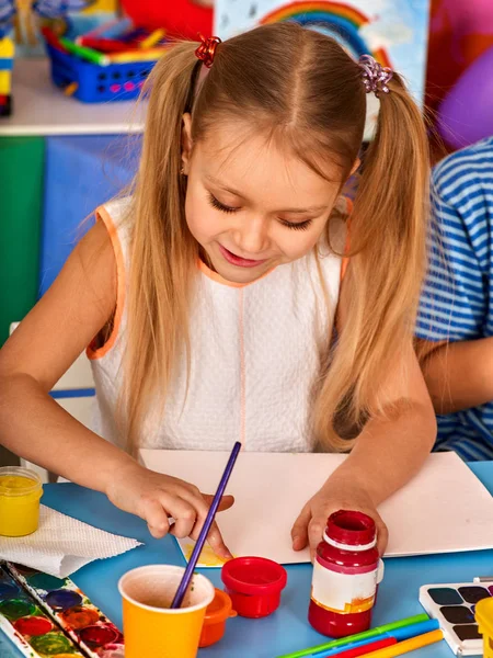 Estudantes pequenos menina pintura na aula de arte escola . — Fotografia de Stock