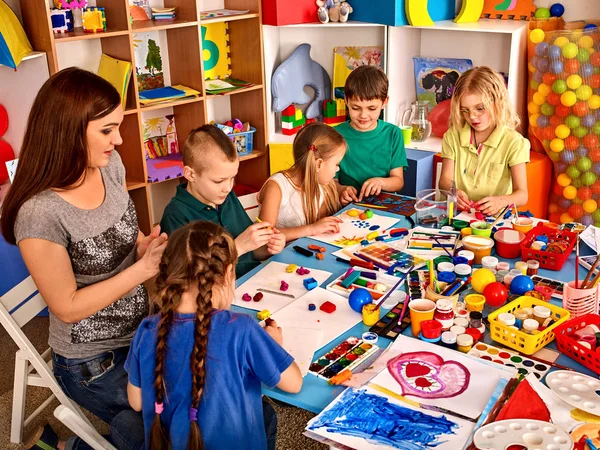 Plastilina modelado de arcilla en la clase de niños. Profesor enseña en la escuela . — Foto de Stock