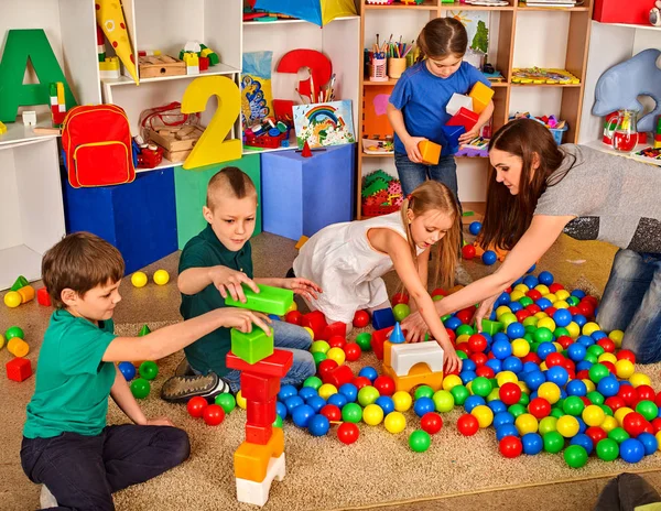 Kinder spielen im Innenraum in Kinderwürfeln. Unterricht in der Grundschule. — Stockfoto