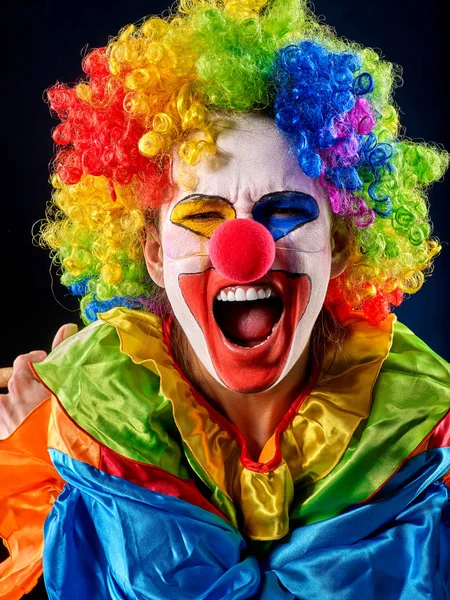 Irrer Clown auf schwarzem Hintergrund. Porträt einer verrückten Frau. — Stockfoto