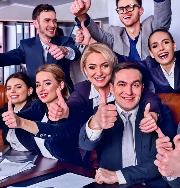 Życie biurowe ludzi biznesu zespół ludzi są zadowoleni z kciuk w górę . — Zdjęcie stockowe