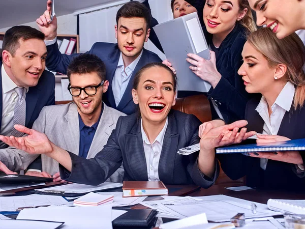 Pessoas de negócios vida de escritório de pessoas de equipe são felizes com o polegar para cima . — Fotografia de Stock