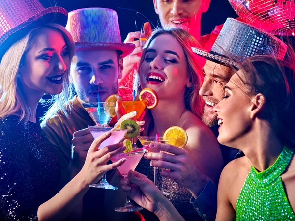 Dans parti med grupp människor dans och disco ball. — Stockfoto