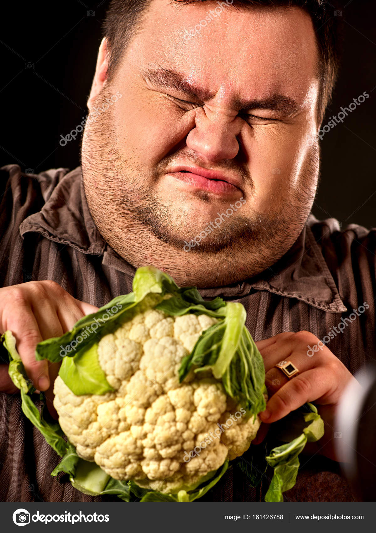 Diät fetter Mann ernährt sich gesund. gesundes Frühstück Gemüse