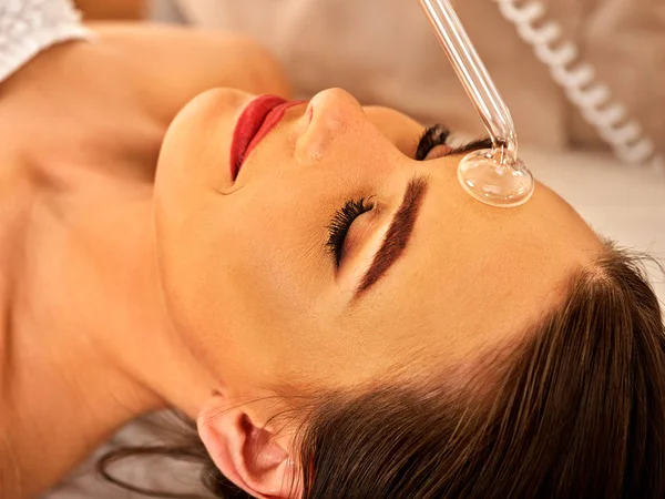 Jeune femme recevant un massage facial électrique . — Photo