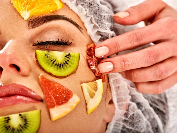 Máscara facial de frutas frescas de mulher. Esteticista aplicar fatias . — Fotografia de Stock