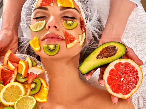 Маска для обличчя зі свіжих фруктів для жінки. Косметолог застосовує скибочки . — стокове фото