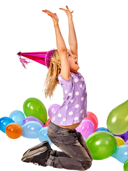 Scuola di compleanno per piccoli studenti che indossano cappello da festa in classe . — Foto Stock