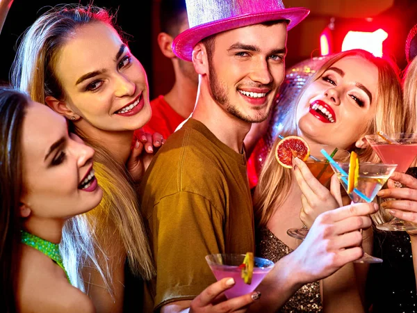 Cóctel con grupo de personas bailando y beber cóctel . — Foto de Stock