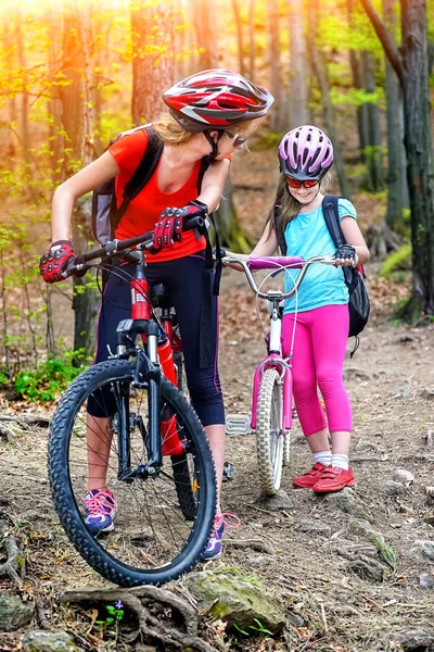 Ποδήλατα ποδηλασία οικογένεια. Μητέρα και κόρη φορώντας κράνος ποδηλασίας ποδήλατα . — Φωτογραφία Αρχείου
